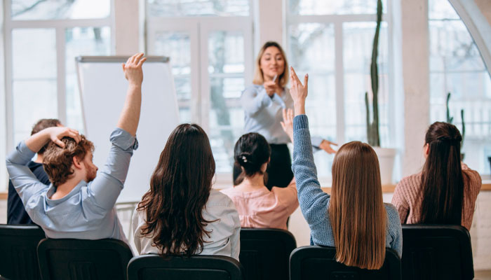 Inadimplentes com dívidas prescritas podem participar e votar em assembleias gerais?